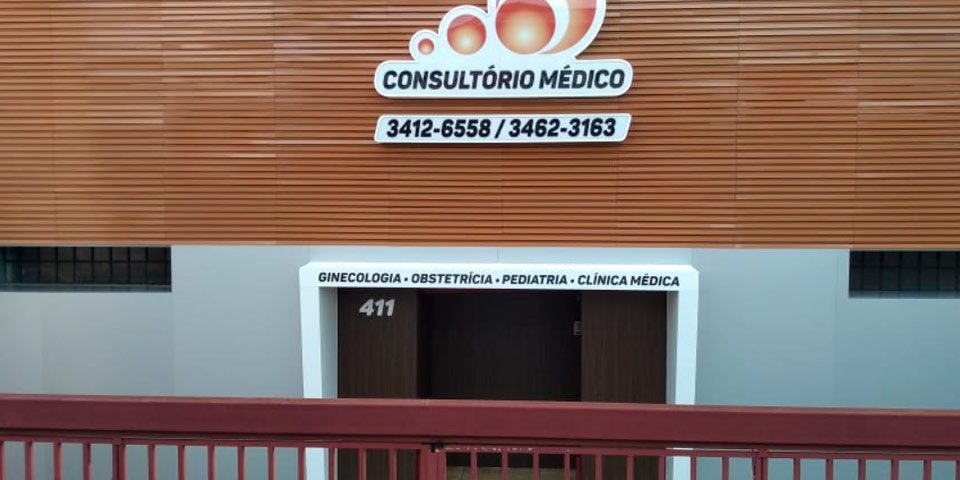 Fachada e sinalização consultório médico