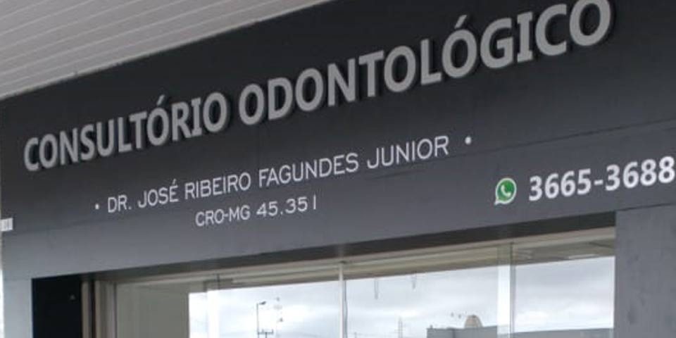 Fachada para o consultório odontológico do Dr. José Ribeiro Fagundes Jr.