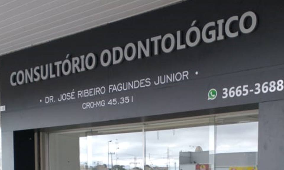 Fachada para o consultório odontológico do Dr. José Ribeiro Fagundes Jr.