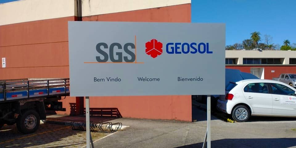 Sinalização com placa - GEOSOL