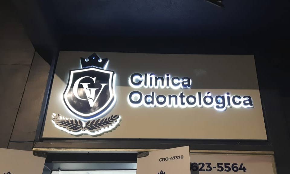 Fachada e letreiro iluminado para Clínica Odontológica - Acriart